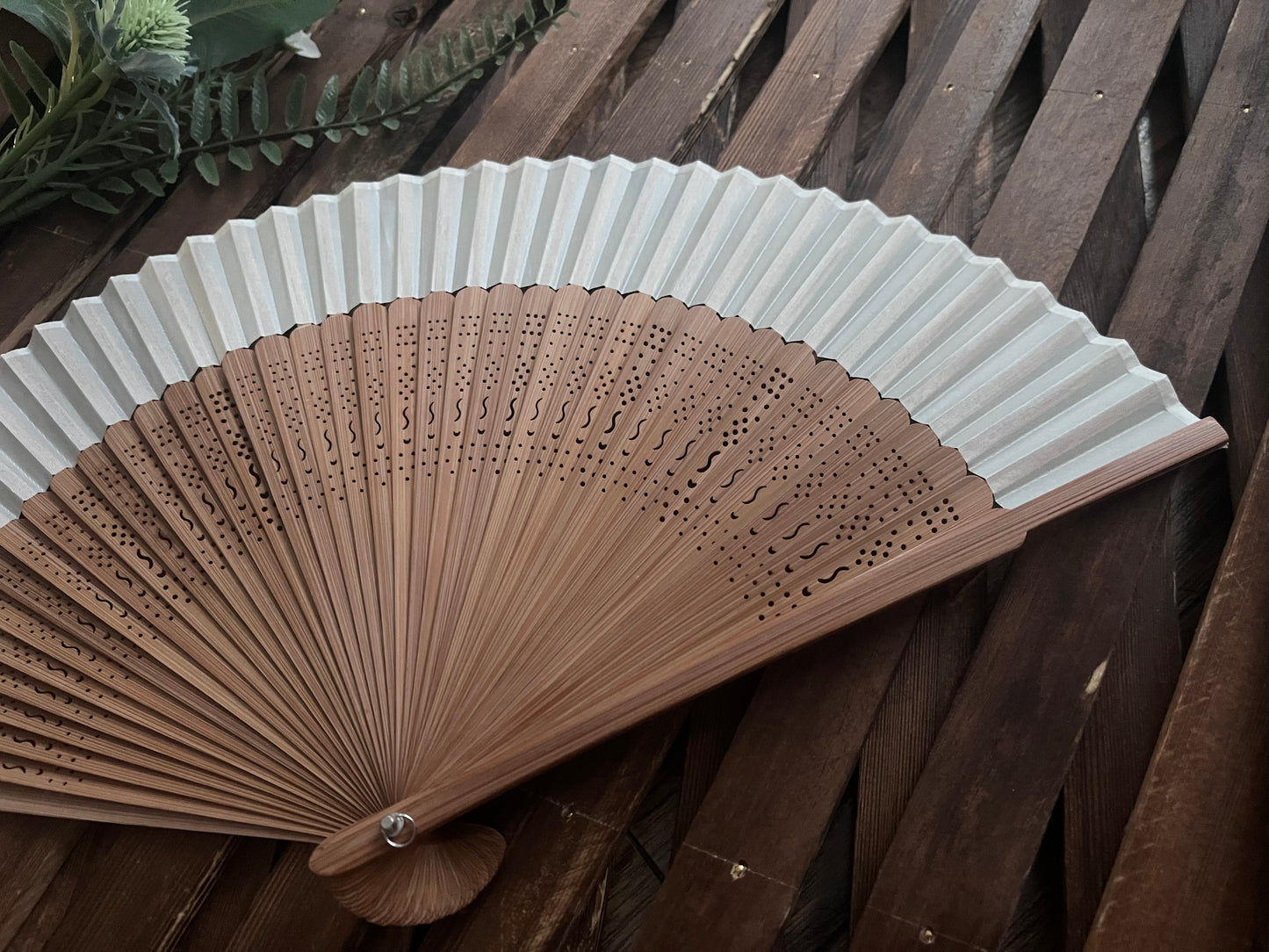 MOON BEIGE, éventail chinois pliable -- bientôt disponible